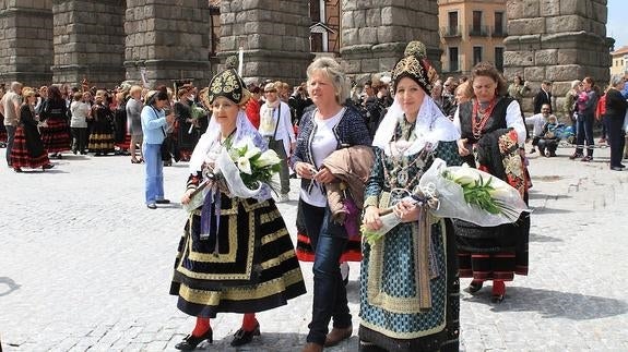 Las aguederas segovianas se van de romería para venerar a la Las joyas de las aguederas segovianas | Segoviaudaz
